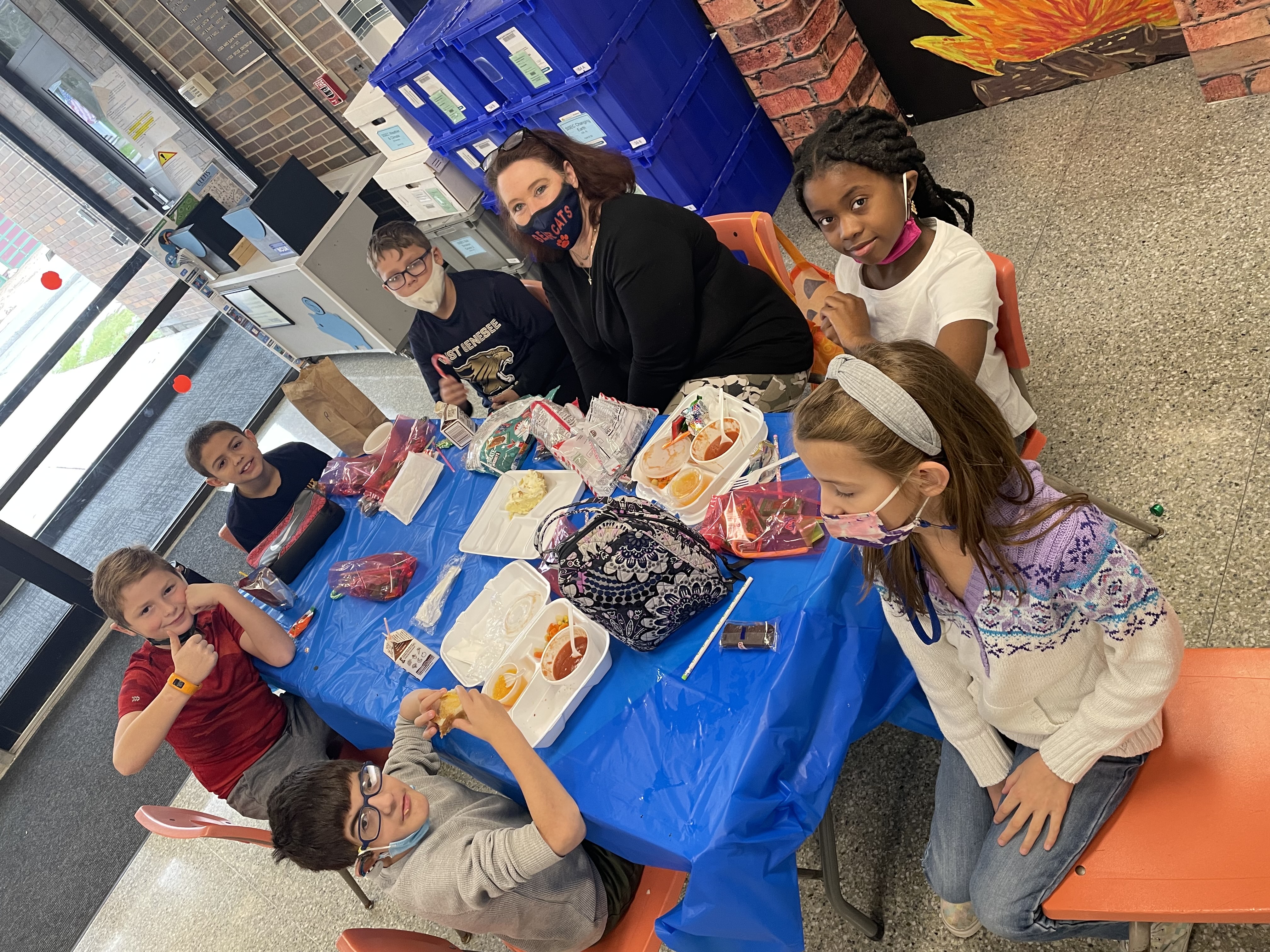 Elementary students eat lunch