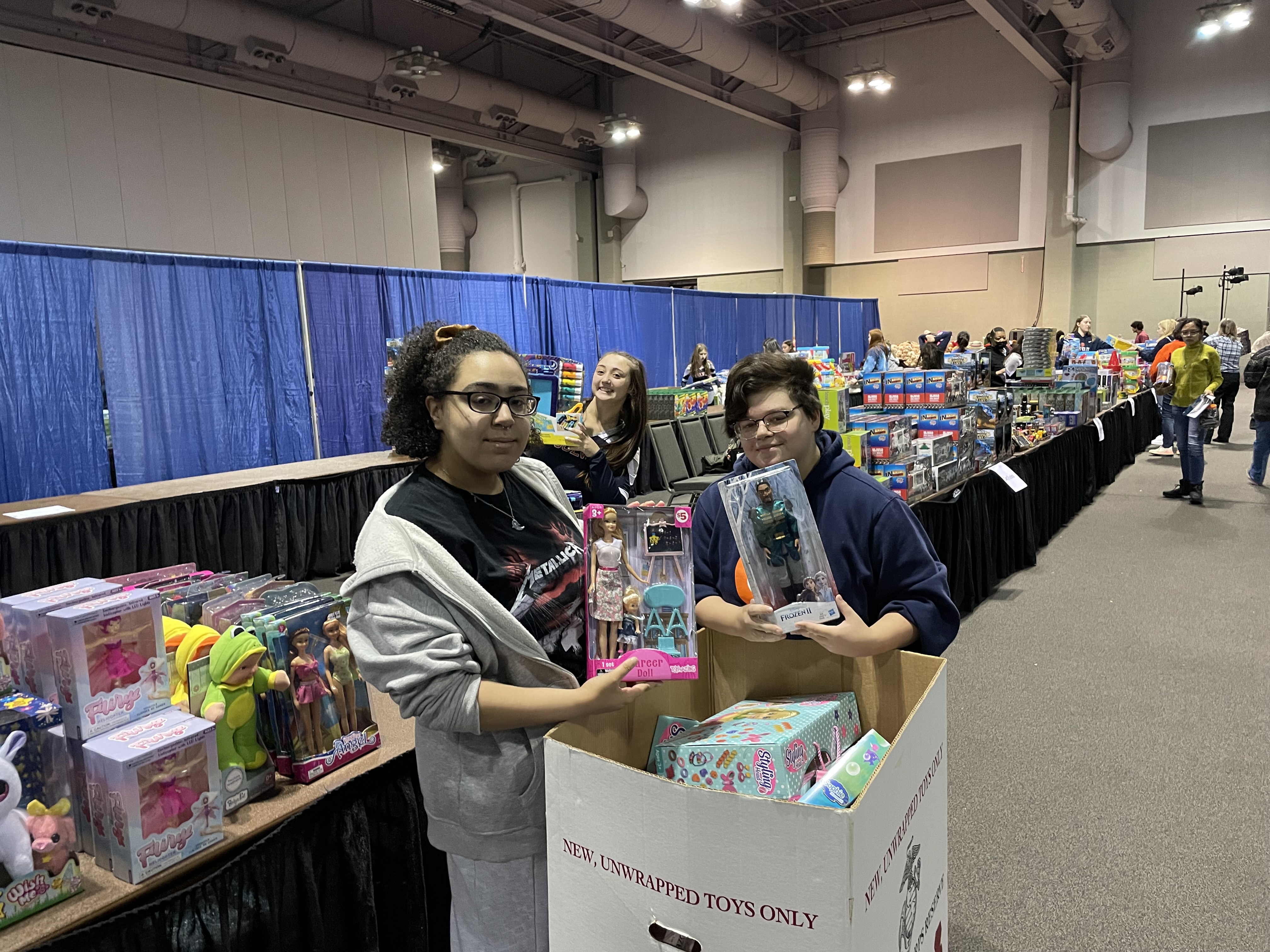 Students at Christmas bureau in Syracuse oncenter